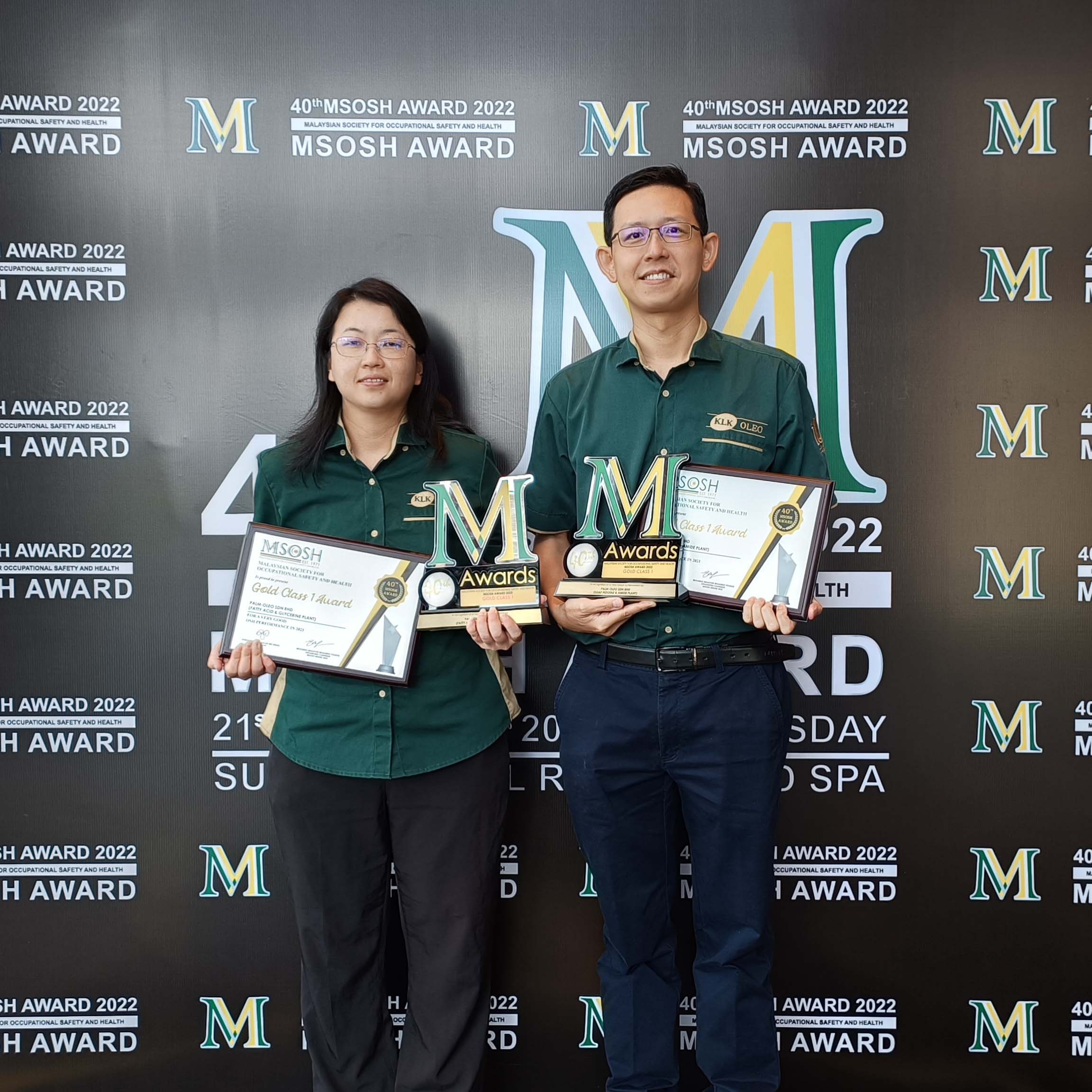 Ms Lim Fong Nee and Dr. Liew Weng Hui with the MSOSH trophy and plaque - KLK OLEO